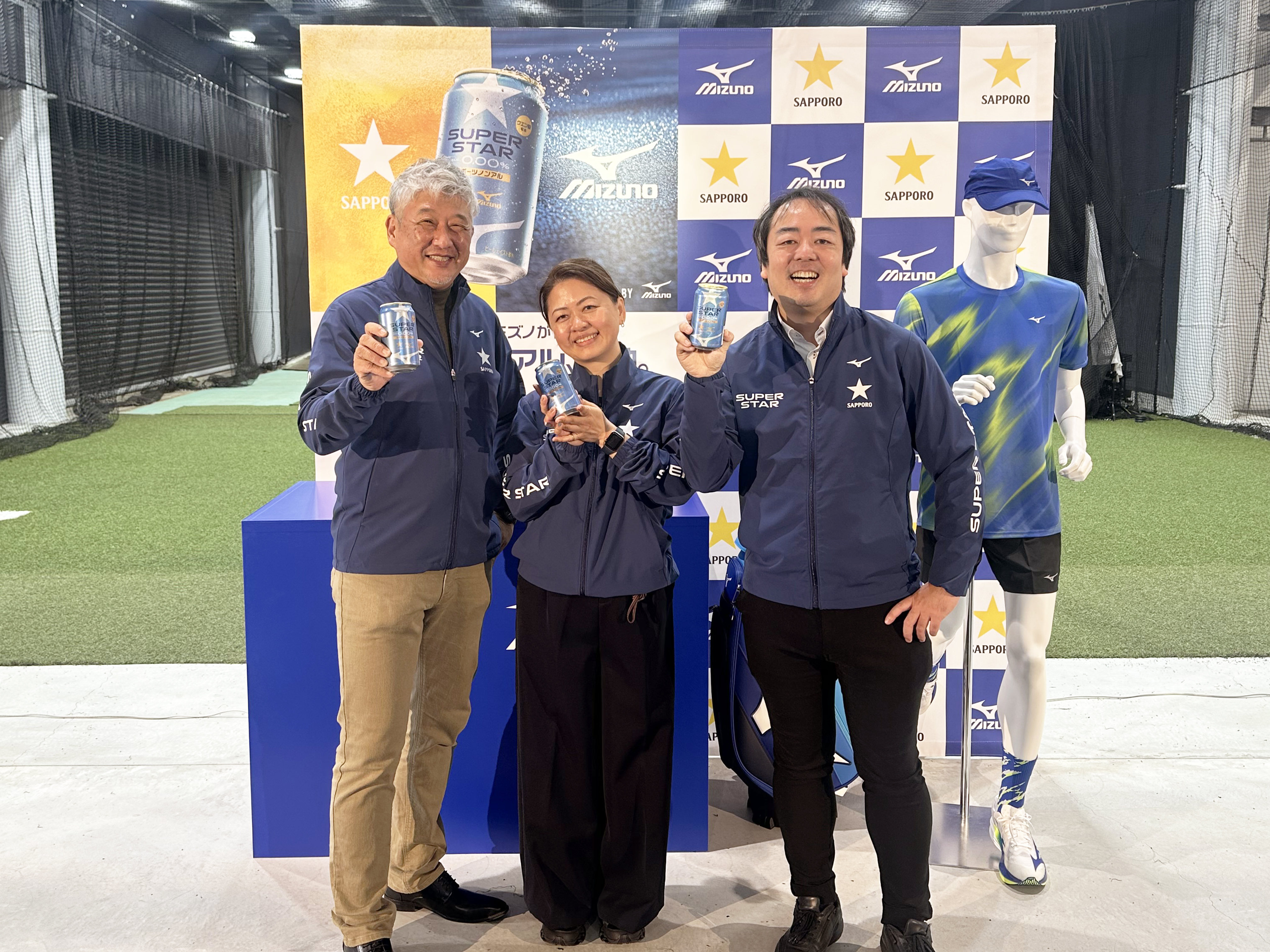 ミズノ・サッポロビール・南信州ビール、3社の担当者がSUPER STARで乾杯する様子